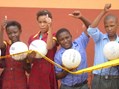 Volleybal in Namibie, blije kinderen
