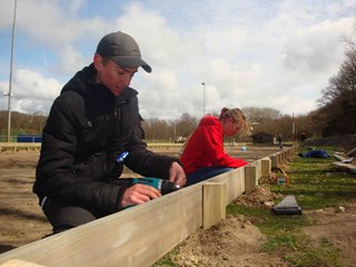 Thijs en Luca werken hard mee aan de bak