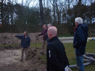 Jan, opzichter en uitvoerder geeft instructies