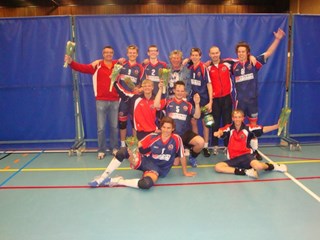 Het kampioensteam met coach en trainers