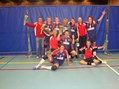 Het kampioensteam met coach en trainers