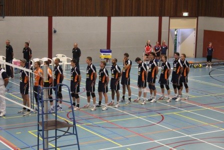Het volkslied in sporthal De Bloemen - UNIEK