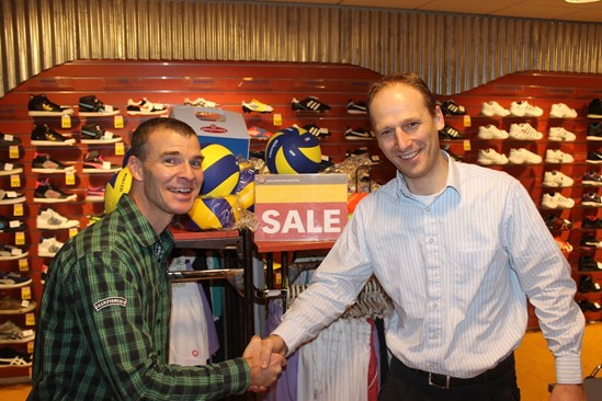 Frits Kool feliciteert Barry Metselaar