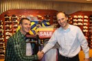 Frits Kool feliciteert Barry Metselaar