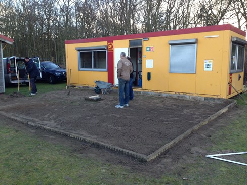Terras wordt aangelegd.