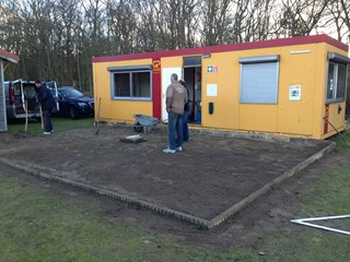 Terras wordt aangelegd.