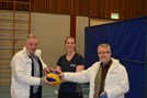 Marije ontvangt de wedstrijdbal