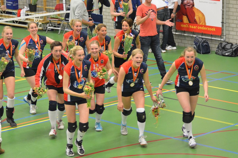 Volleybalsters Croonenburg gepromoveerd naar 2e divisie en bekerfinale gewonnen. 