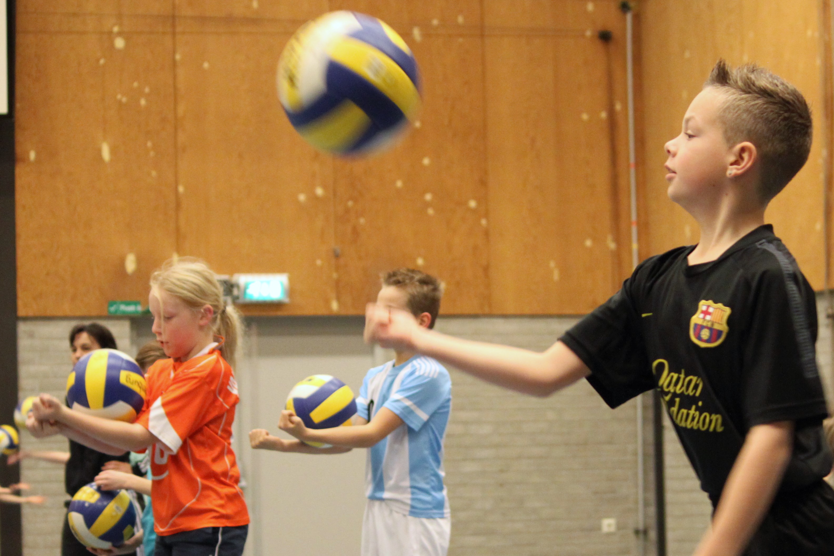 Veel  jeugdvolleyballers clinic Croonenburg in Limmen