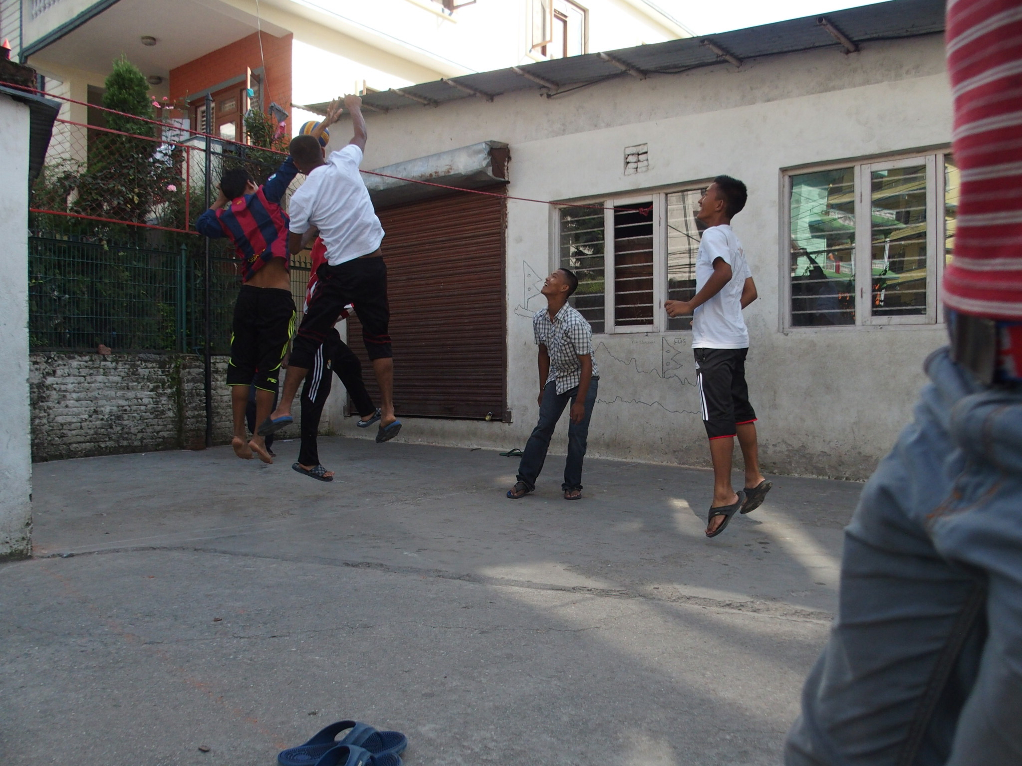 Vijf afgedankte volleyballen van Croonenburg krijgen nieuw leven ingeblazen.