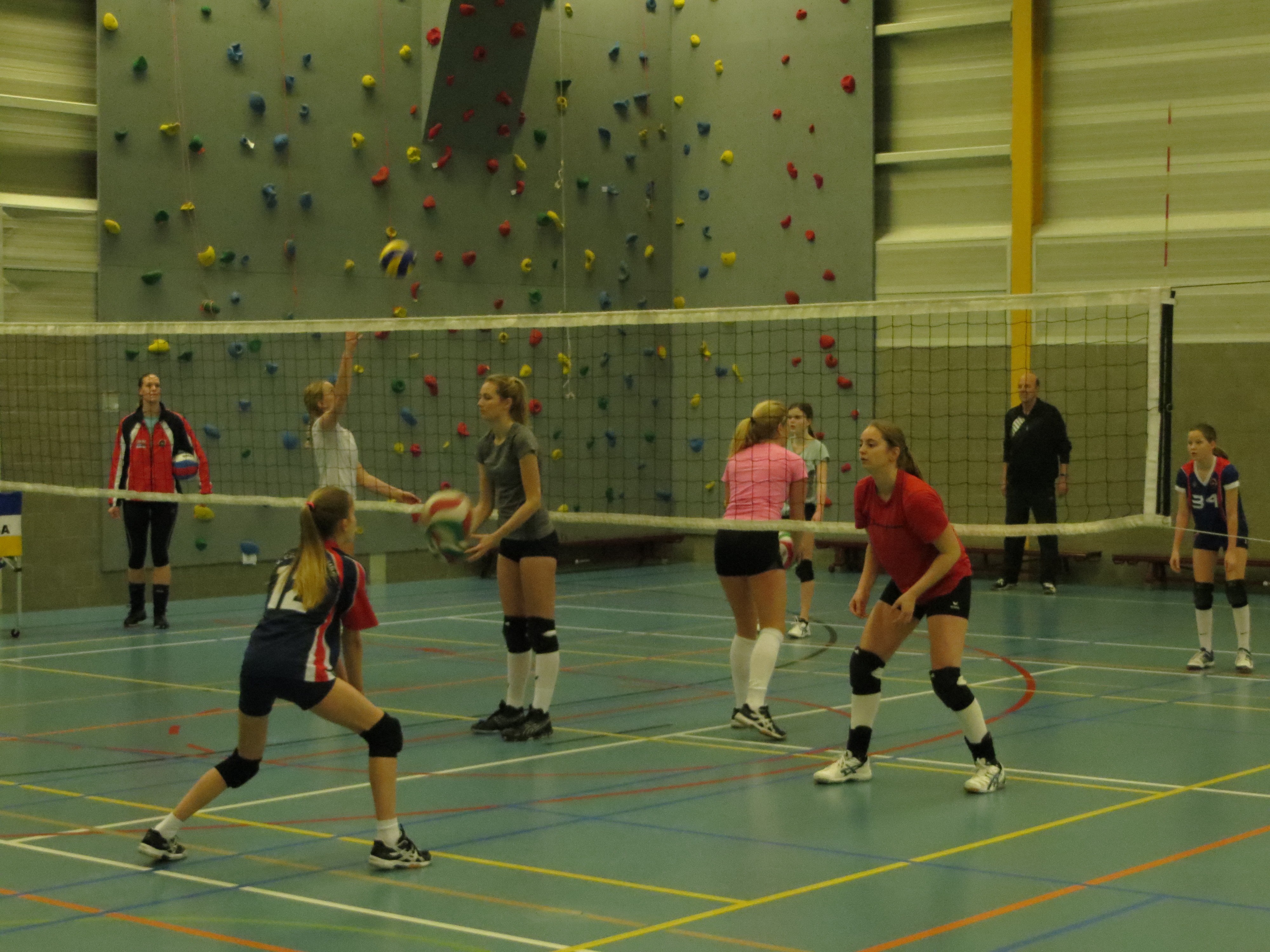 Clinic van Dames 1 en Trainer Danny van den Outenaar geven clinic aan meisjes van Croonenburg Jeugd