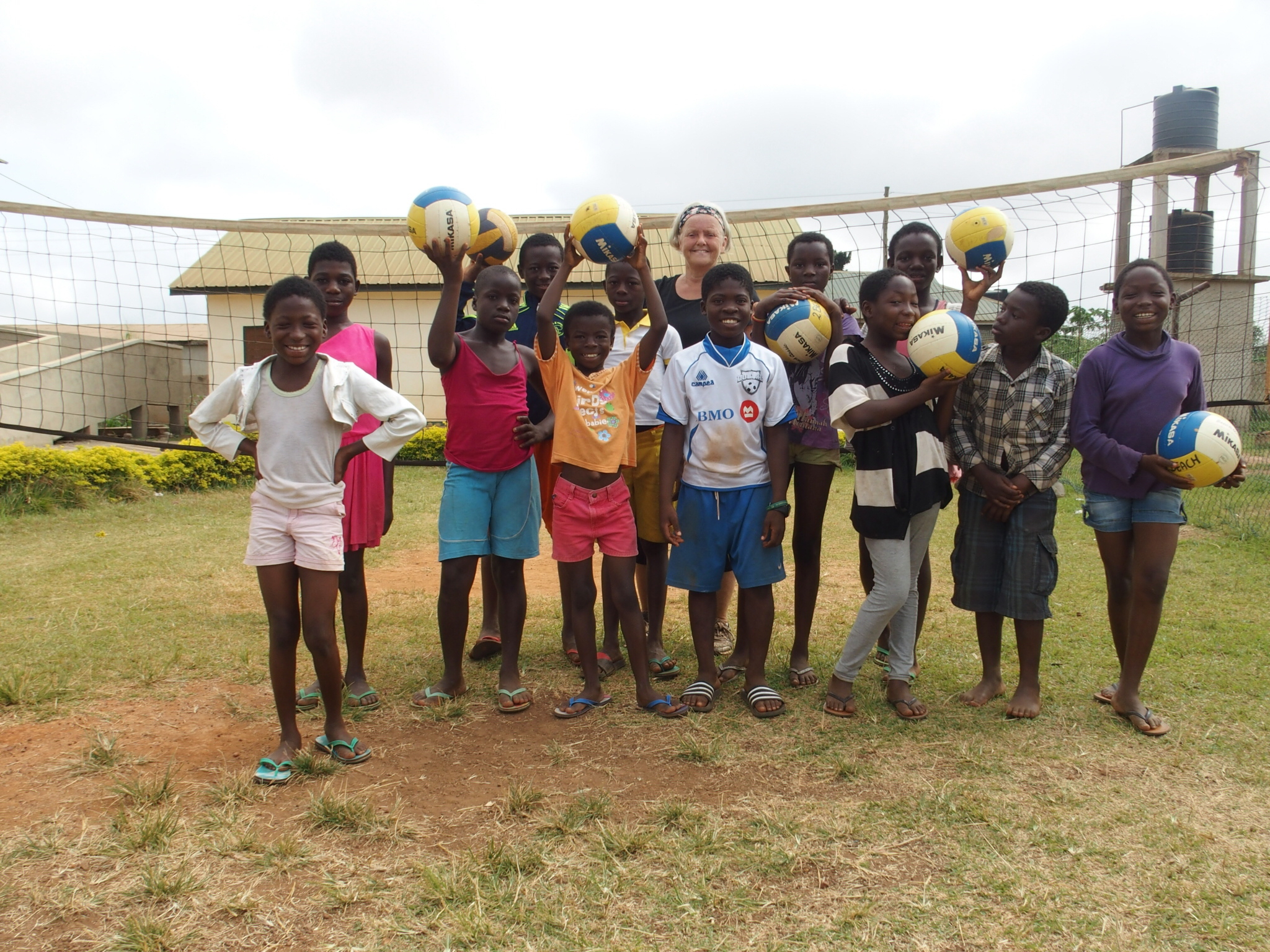 Kinderen uit Ghana blij met volleyballen uit Castricum