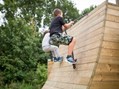 kinderen beklimmen quarterpipe