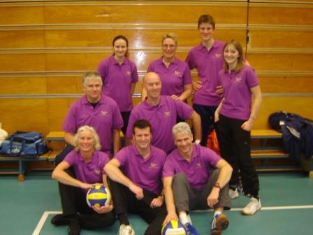 Marcel Kok assurantien en hypotheken steekt jeugdtrainers Croonenburg in nieuw tenue!