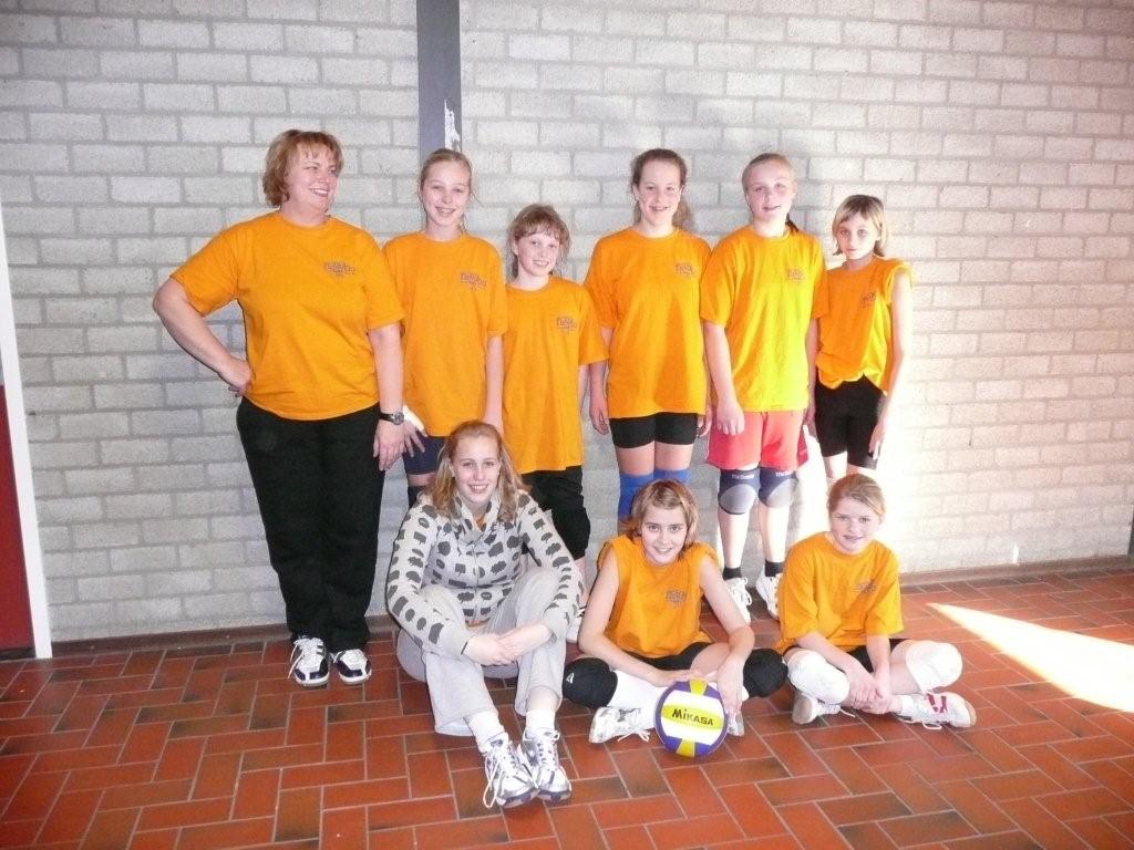 Drie meisjes van volleybalclub Croonenburg winnen regiotoernooi.